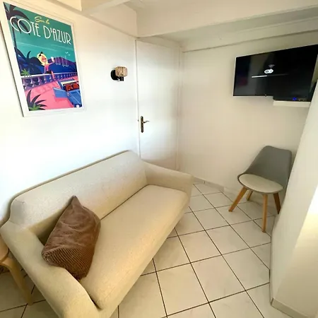 La Mentonnaise Nyaraló *